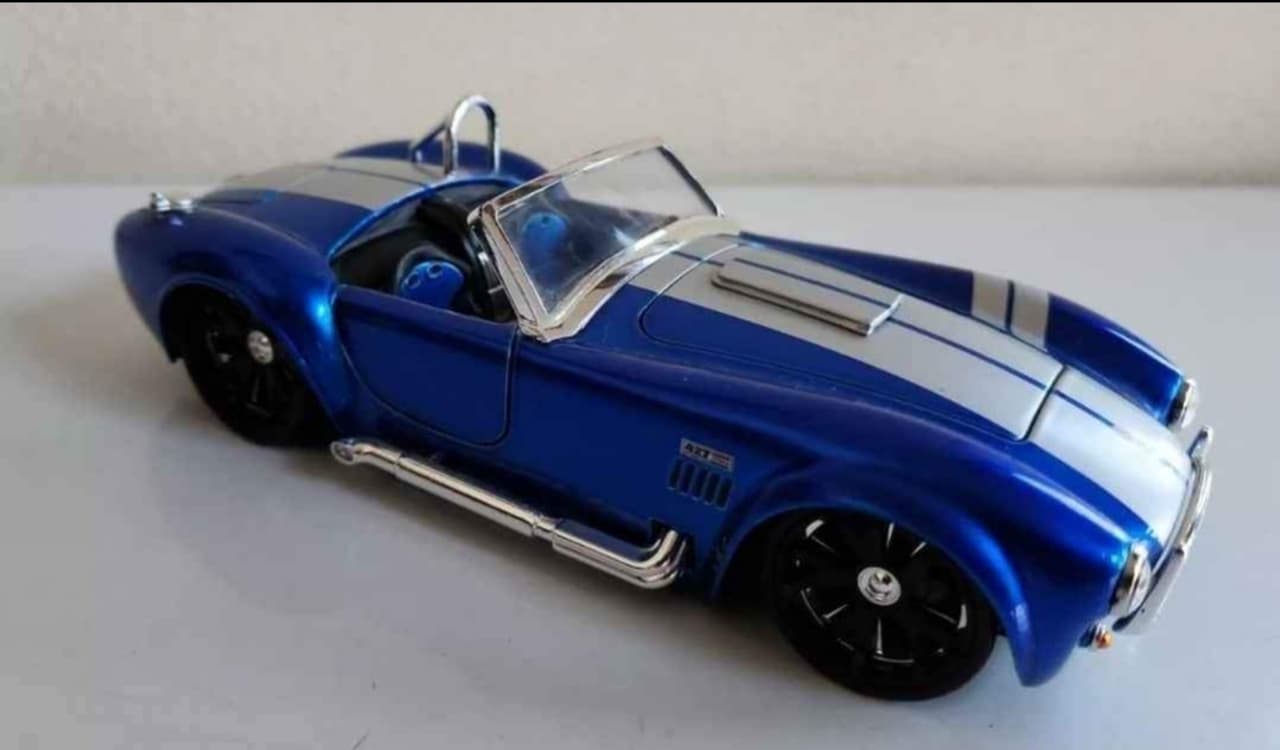 Jada BigTime Muscle 1:24 Scale Diecast Model Car - 1965 Shelby Cobra 427 S/C
