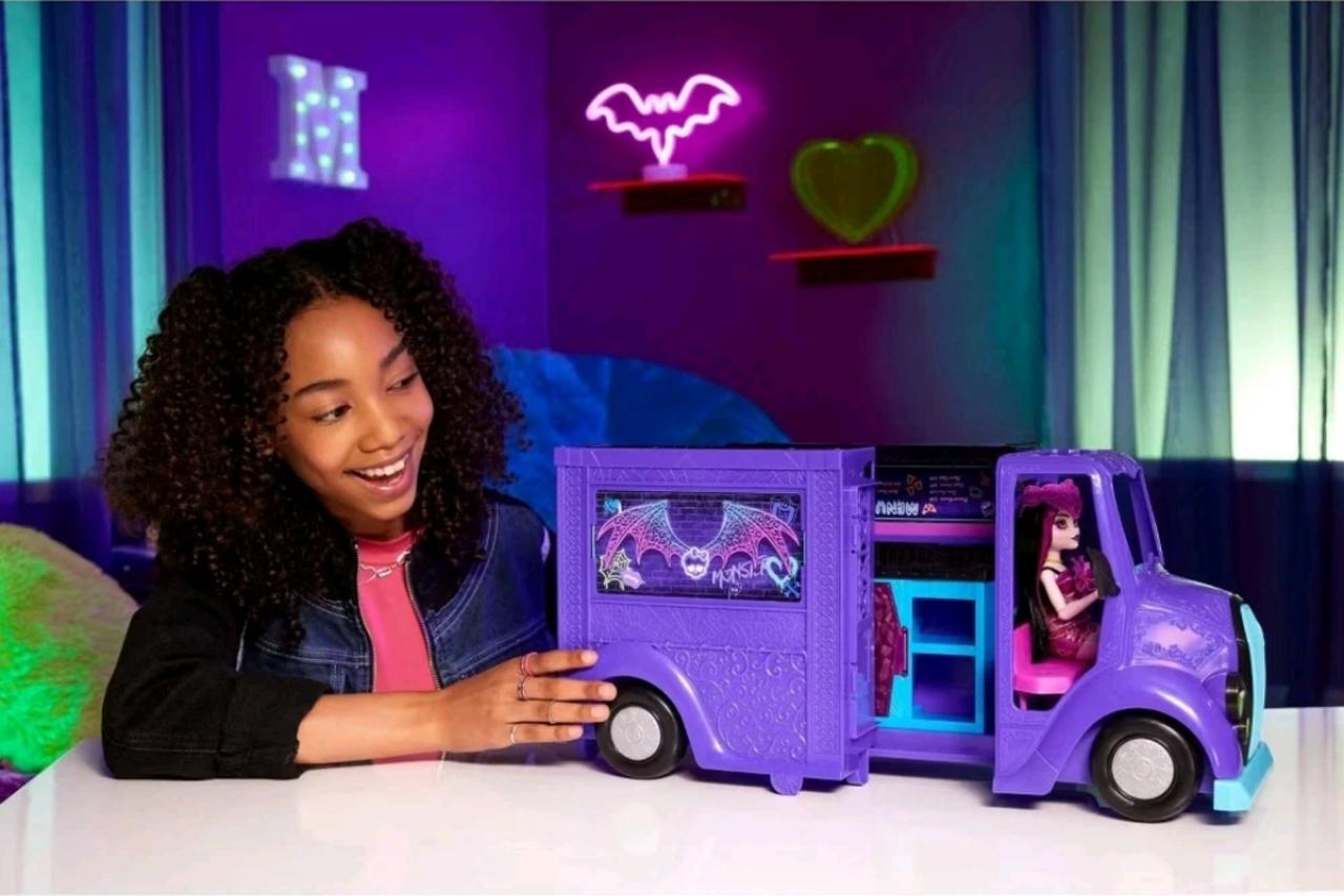 Monster High 10.2" Draculaura Doll and Fangtastic Rockin Food Truck Playset