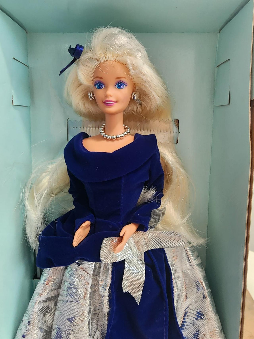 Winter Velvet Barbie Doll Avon Exclusive Blonde 1995 Mattel 15571
