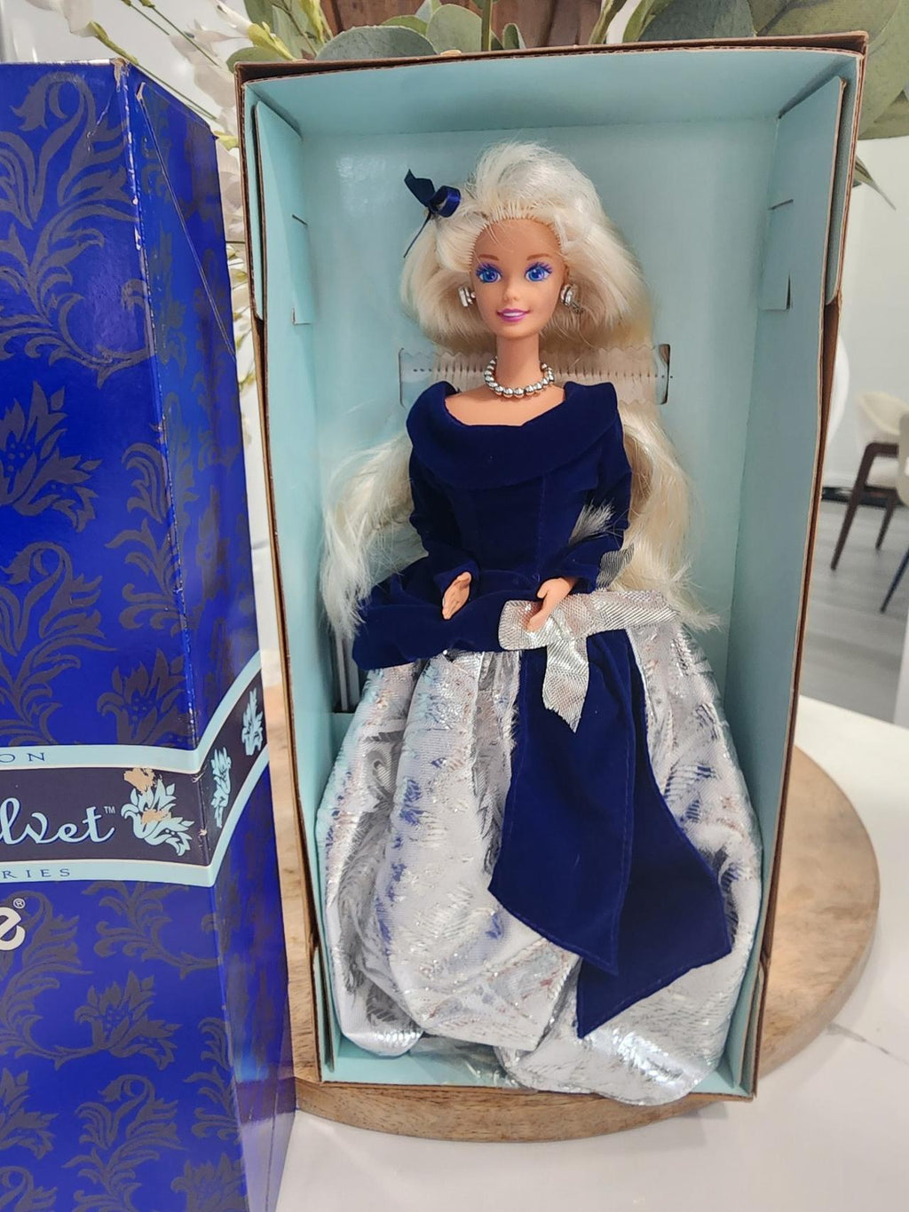 Winter Velvet Barbie Doll Avon Exclusive Blonde 1995 Mattel 15571